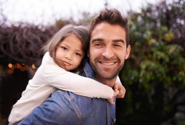 Papa-Tochter-Bindung. Porträt eines kleinen Mädchens und ihres Vaters, die gemeinsam Zeit im Freien verbringen - Foto, Bild
