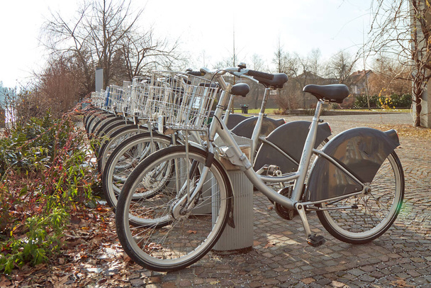 Fahrrad - Sharing-System auf der Straße. beliebter Weg zur Förderung von Sport und sauberer Energie. - Foto, Bild