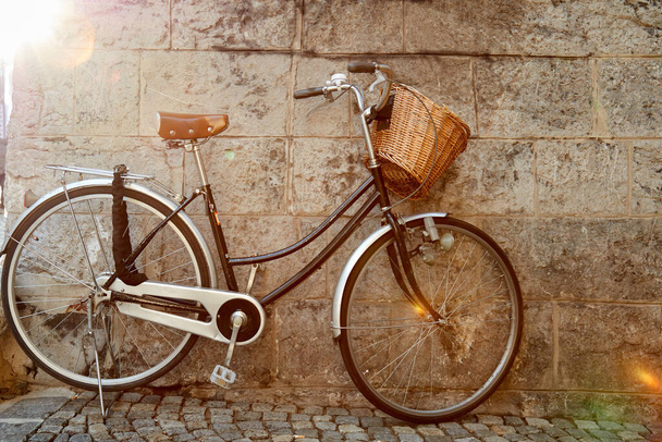 vélo rétro dans la rue vide - ruelle. - Photo, image