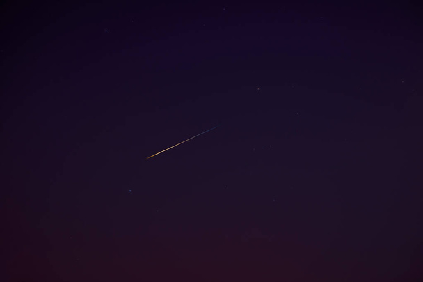 Tähdet, meteoriitti iltataivaalla. - Valokuva, kuva