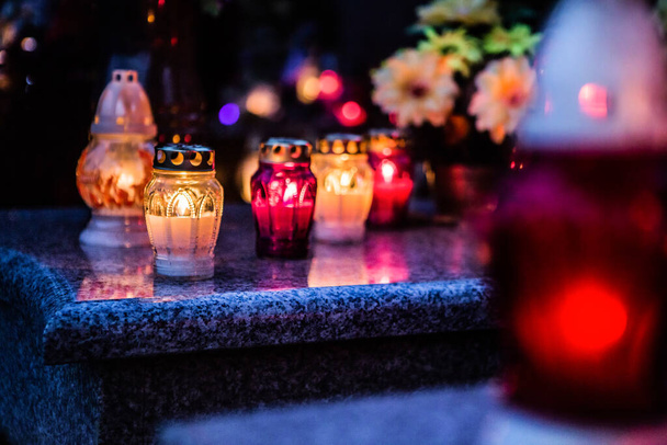 Velas de colores en el cementerio en el Día de Todos los Santos, Polonia. Velas de colores en el cementerio en el Día de Todos los Santos, Polonia - Foto, imagen