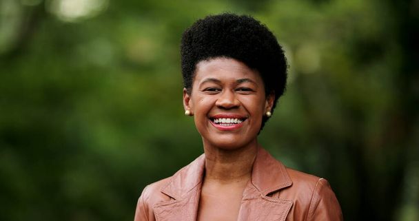 Portrait African woman smiling outside looking at camera - Foto, imagen