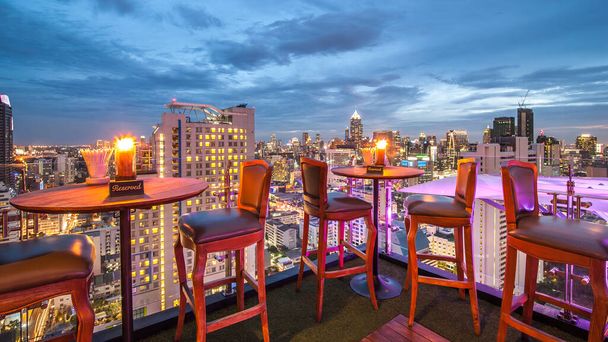 BANGKOK, THAILAND - 3 juni: Uitzicht vanaf de top van Boven Elf bar & restaurant op 3 juni 2015 in Bangkok, Thailand. Boven Elf is een bar & restaurant op het dak op de 33 e verdieping van de Fraser Suites Sukhumvit in Sukhumvits pulserende Soi 11 - Foto, afbeelding