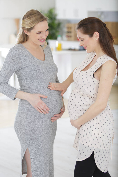 pregnant woman talking about their belly - Фото, зображення