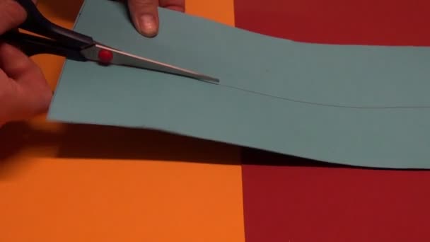 Καλλιτέχνης χέρια κλιπ με ψαλίδι χαρτί - Πλάνα, βίντεο