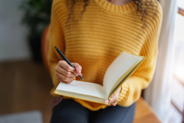 woman holding a pen to write down memories. - Foto, Bild
