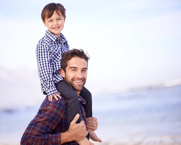 Seus momentos como este que definem uma vida bem vivida. Um pai carregando seu filho em seus ombros com um sorriso - Foto, Imagem