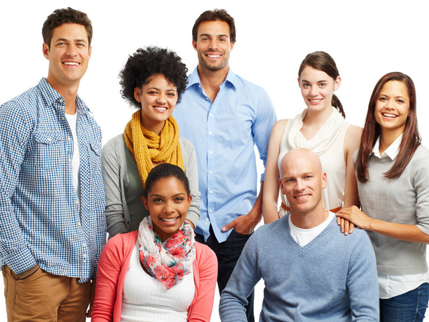 A dar sorrisos felizes. Grupo sorridente de jovens adultos casuais juntos contra um fundo branco - Foto, Imagem