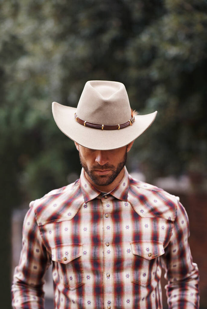 Cowboy couture. un bell'uomo che indossa una camicia a quadri e un cappello da cowboy - Foto, immagini