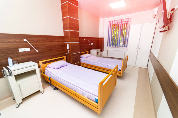 Empty modern recovery room. Medical ward with comfortable bed. - Zdjęcie, obraz