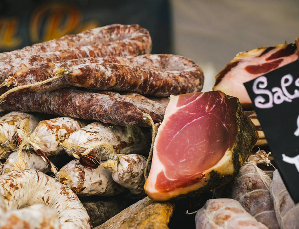 Voedselteller, verkoop van Italiaans vlees. Italiaanse gezouten ham close up - Foto, afbeelding