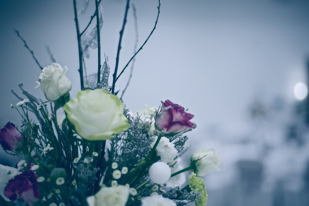 свадебный букет с красной розой на столе
 - Фото, изображение