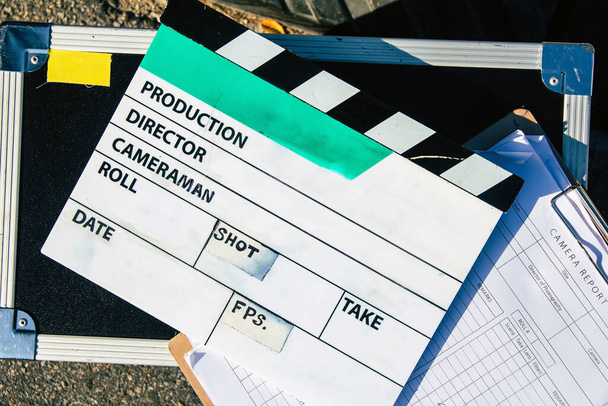 フィルムのスレートと映画クルーの生産セット - 写真・画像