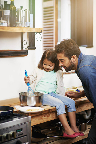 Kulinaarinen söpöys. isä ja tytär tekevät pannukakkuja yhdessä - Valokuva, kuva