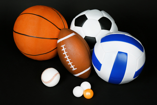 Спортивные мячи на черном фоне
 - Фото, изображение