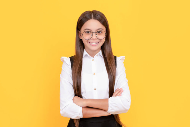 retrato de la cara adolescente feliz en uniforme escolar y gafas para la protección de la visión, confianza. - Foto, Imagen