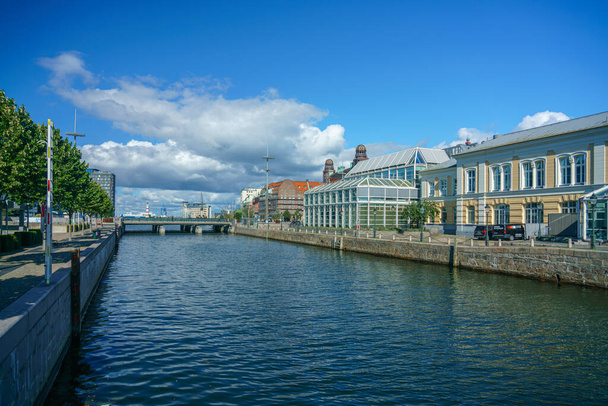 Malmö, Szwecja - 20 Sep, 2022: Kanał z buidlingami w tle i mostem - Zdjęcie, obraz