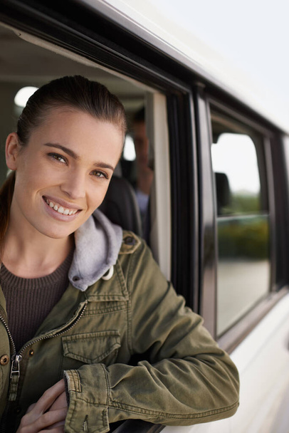 Наслаждаюсь поездкой. привлекательная молодая женщина, смотрящая в окно машины во время поездки - Фото, изображение