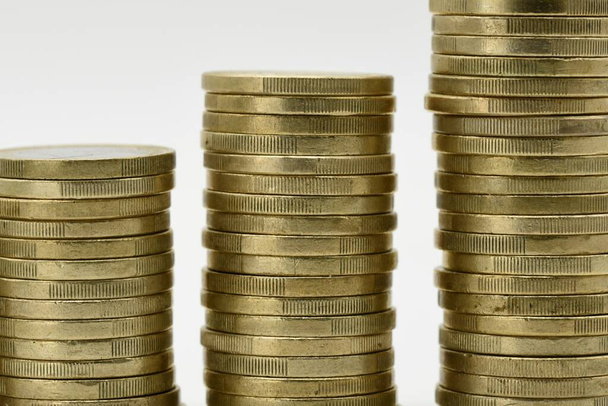 Montones de monedas de euro dispuestas de más alto a más bajo, aisladas en blanco - Foto, Imagen