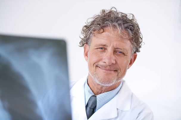 Her şey bana iyi görünüyor. Röntgen çeken gülümseyen olgun bir doktorun portresi. - Fotoğraf, Görsel