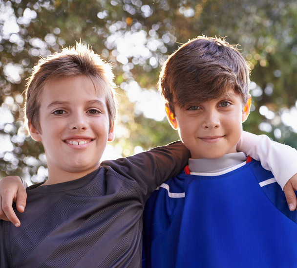 Bratři a přátelé. Vystřižený portrét dvou mladých bratrů stojících spolu venku - Fotografie, Obrázek