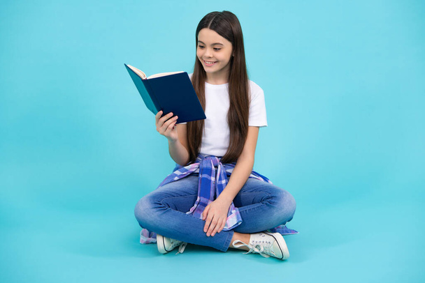 Teenage school girl with books. Schoolgirl student. Happy teenager, positive and smiling emotions of teen girl - Foto, Bild