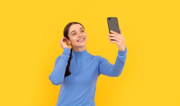 χαρούμενη κυρία κάνοντας selfie φωτογραφία στο κινητό τηλέφωνο, βίντεο. - Φωτογραφία, εικόνα