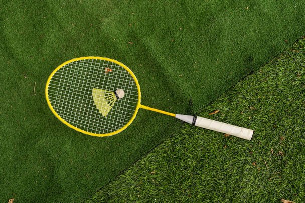 badminton rackets with shuttlecock over it - Foto, Imagem