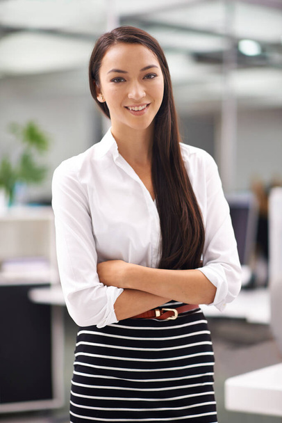 Fiduciosa nelle sue capacita 'imprenditoriali. Ritratto di una giovane donna d'affari attraente in piedi con le braccia incrociate in ufficio - Foto, immagini
