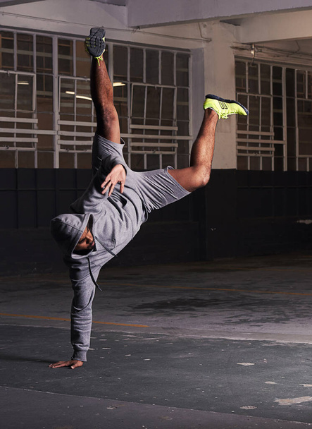 Fuerza y forma. Un plano completo de un joven bailando breakdance - Foto, Imagen