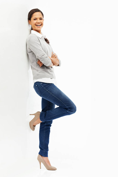 Encanto relajado. Retrato de estudio de una atractiva joven de pie con los brazos cruzados aislados en blanco - Foto, imagen