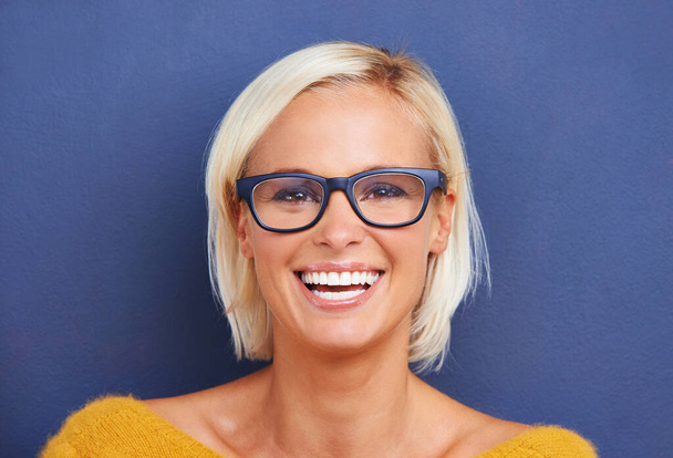 Brilhante com confiança. Retrato de estúdio de uma jovem atraente usando óculos que parecem felizes - Foto, Imagem