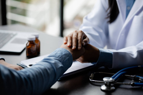 Doctor shook hands to encourage the patient after informing the results of the examination and informing the patients about treatment guidelines and prescribing medicines. Disease examination concept. - Fotoğraf, Görsel
