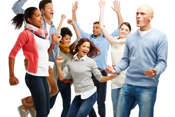 Ja. Gruppe lässig gekleideter junger Erwachsener springt aufgeregt vor weißem Hintergrund - Foto, Bild