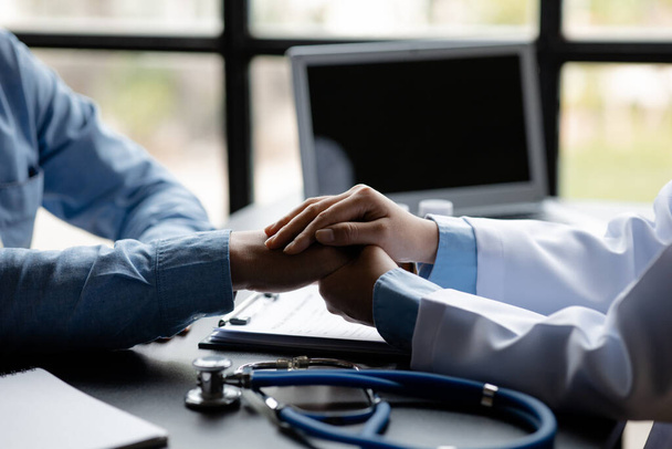 Doctor shook hands to encourage the patient after informing the results of the examination and informing the patients about treatment guidelines and prescribing medicines. Disease examination concept. - Foto, imagen