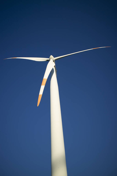 Фотографическая доктринация развития ветряных турбин для возобновляемой энергетики - Фото, изображение