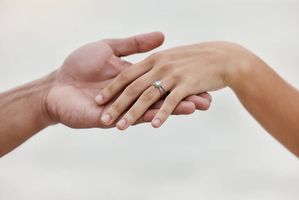 Nişan yüzüğü, eller ve nişanlı çiftin evlilik teklifi. Aşk için elmas mücevher parmağını yakınlaştır, tarihi ve özel günün duyurusunu birlikte kaydet.. - Fotoğraf, Görsel