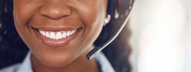 Telecom, call center és ügyfélszolgálati tanácsadó segít az értékesítés, hitel és biztosítási támogatás. Happy, lépjen kapcsolatba velünk és a fekete nő headset tanácsadás és segít az ügyfelek egy mosoly. - Fotó, kép