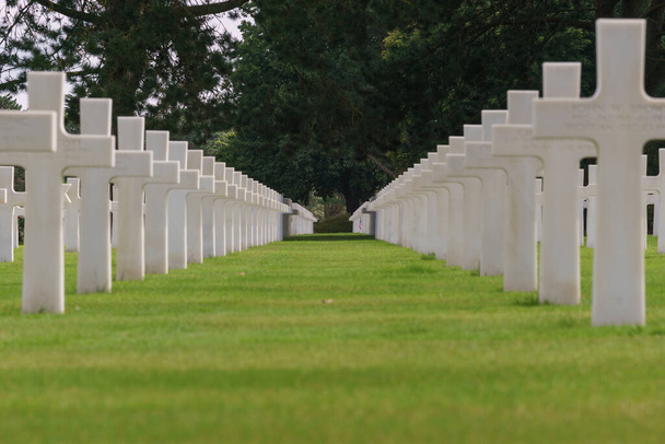 Σειρές λευκών σταυρών νεκρών Αμερικανών στρατιωτών στο Αμερικανικό Νεκροταφείο Πολέμου στο Omaha Beach Cimetiere Americain, Colleville-sur-Mer, Normandy, France - Φωτογραφία, εικόνα