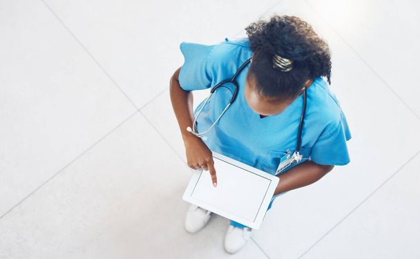 Doktor, tablet ve sağlık sitesi yukarıdan bir hastanede ayakta ve çalışırken boş bir maket ekranı ile. Sağlık ve tıp alanında yenilik için sağlık sigortası uygulaması, hemşire ve 5g ağı. - Fotoğraf, Görsel