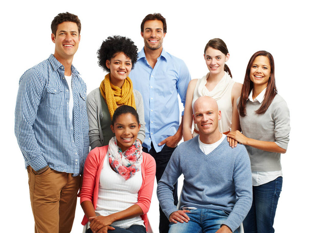 Είναι μια θετική ομάδα. Χαμογελαστή ομάδα των casual νεαρούς ενήλικες μαζί σε ένα λευκό φόντο - Φωτογραφία, εικόνα