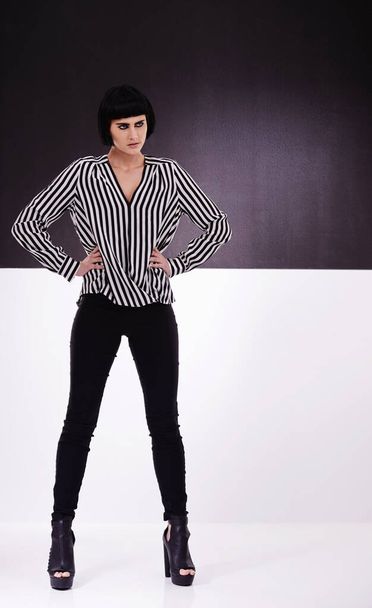 Ретро круто. Полнометражный студийный снимок ретро-стильной молодой женщины на черно-белом фоне - Фото, изображение