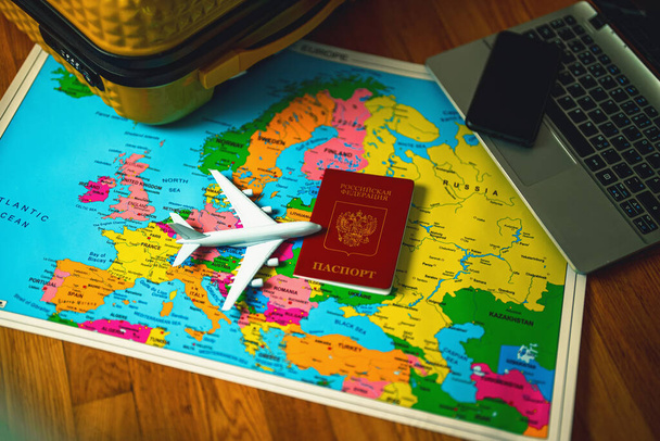Venäjän federaation passi Euroopan kartalla. Matkustuskäsite. - Valokuva, kuva