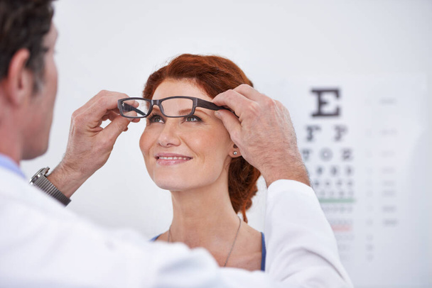 Vamos tentar estes. um médico e seu paciente durante um exame ocular - Foto, Imagem
