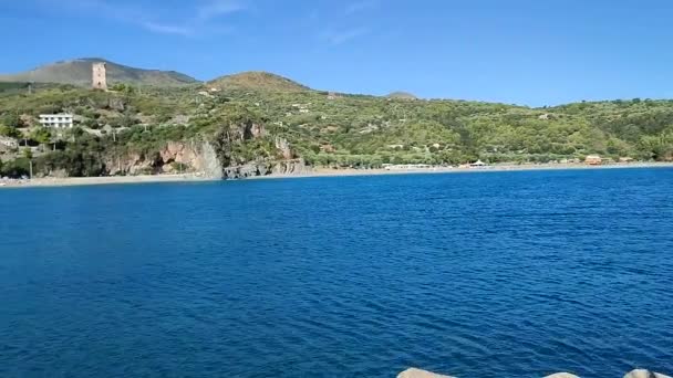 Camerota, Campania, Italia - 18. syyskuuta 2022: Katsaus turistisatamaan aallonmurtajalaiturilta - Materiaali, video