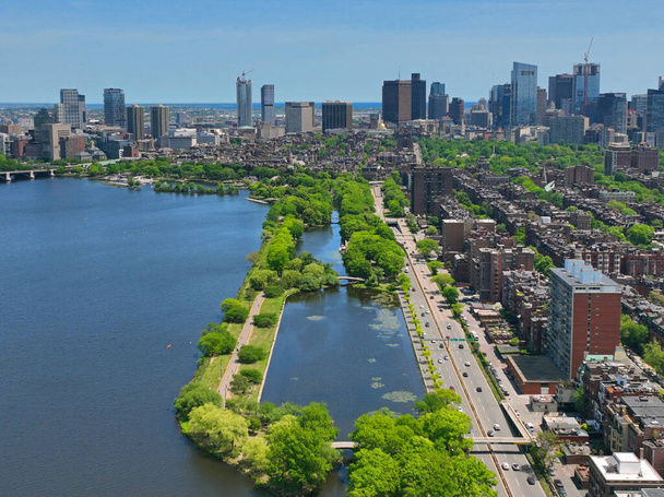 Boston financiële wijk moderne stad skyline luchtfoto uitzicht met Charles River, Beacon Hill historische wijk en Charles River Esplanade in Boston, Massachusetts MA, Verenigde Staten.  - Foto, afbeelding