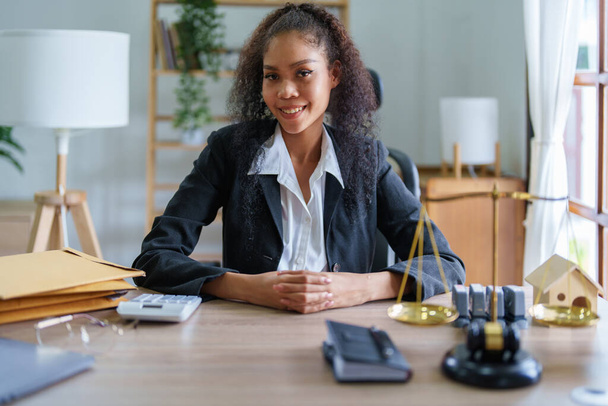 Portrét ženské advokátky, Afroameričanky pracující v kanceláři, aby prozkoumala případ před zahájením soudního řízení se stranami - Fotografie, Obrázek