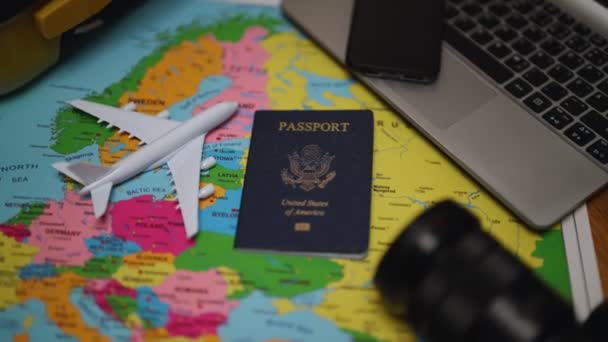 Avrupa haritasında Amerika Birleşik Devletleri pasaportu. Seyahat kavramı. - Video, Çekim