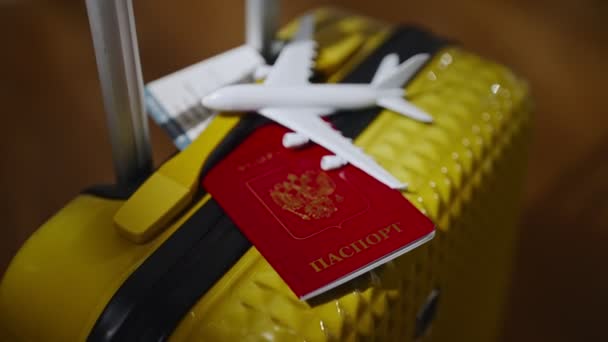Russische Federatie paspoort op reiskoffer. - Video