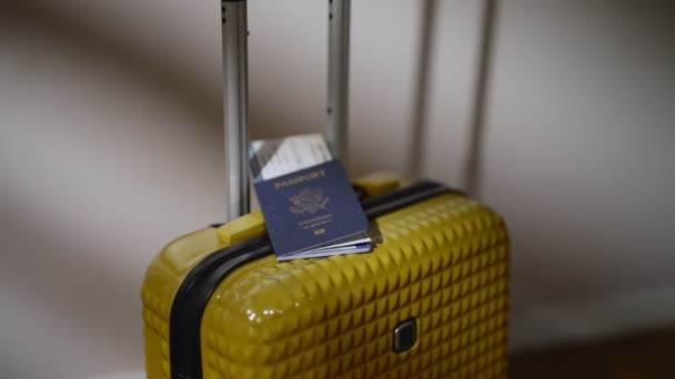 Paszport Stanów Zjednoczonych Ameryki na walizkę podróżną. - Materiał filmowy, wideo